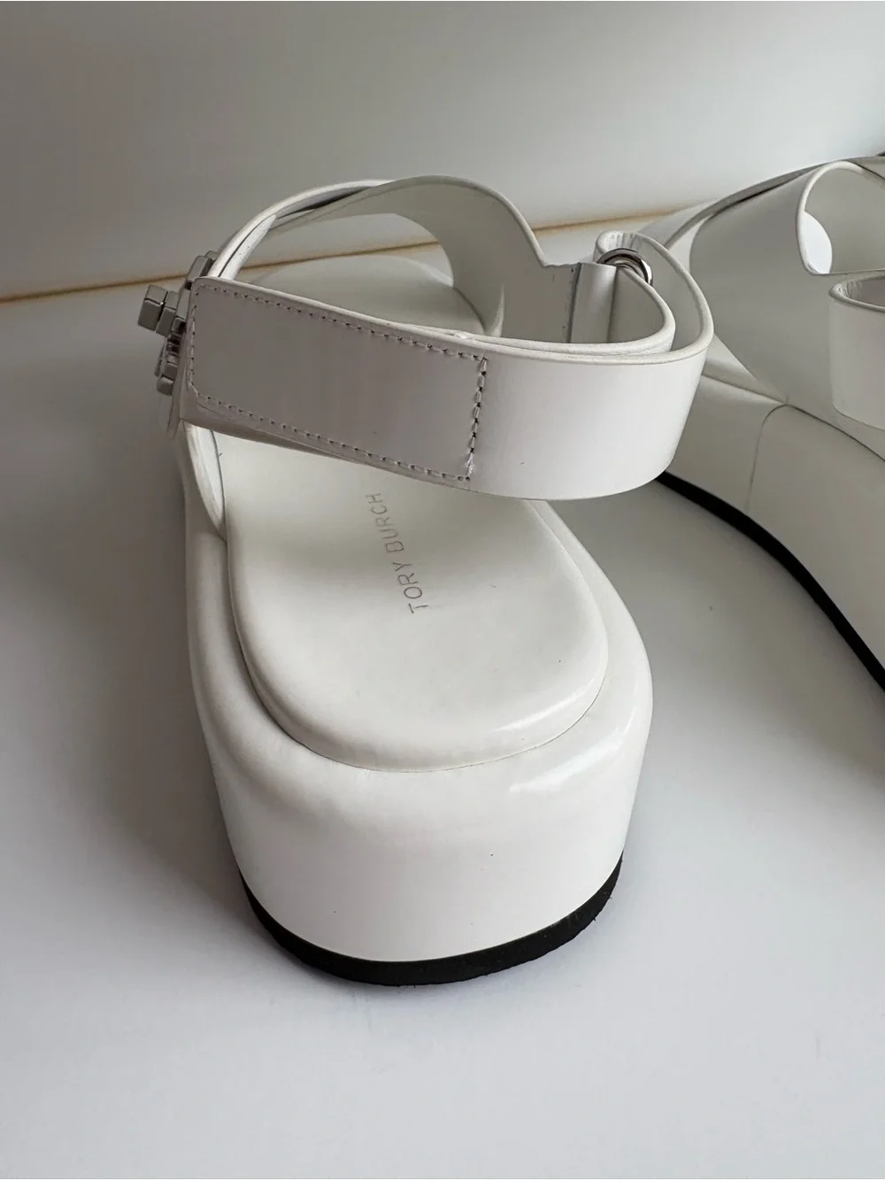 Tory Burch, 40mm T-Lock platform sandals in White, Size 8.5 - Picture 4 of 13